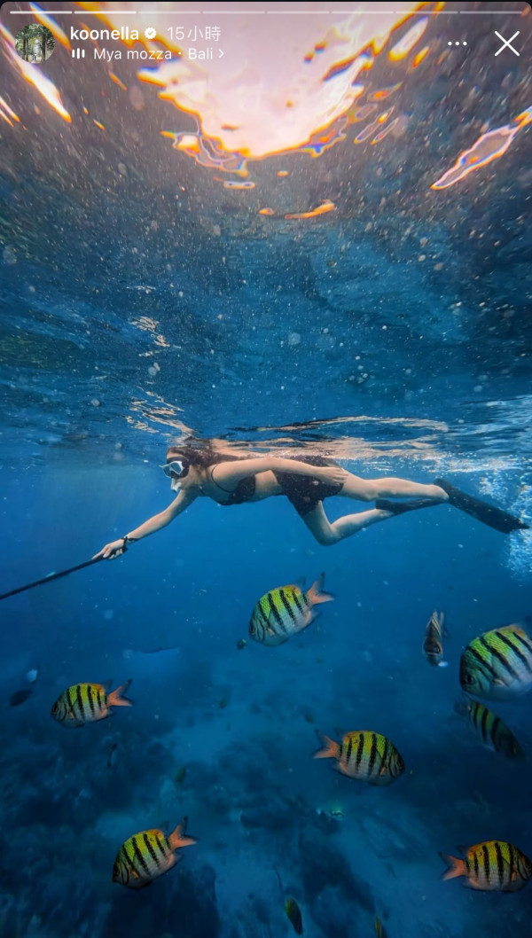 46歲官恩娜激罕晒性感比堅尼自拍！兩孩之母夾深溝事業線震撼網民