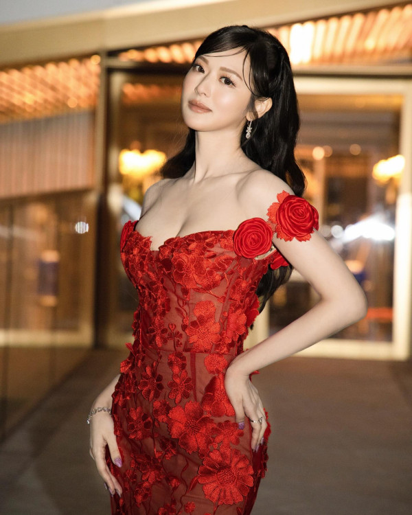 馮盈盈火玫瑰全身透視谷盡事業線！澎湃上圍低胸衝擊視覺極震撼