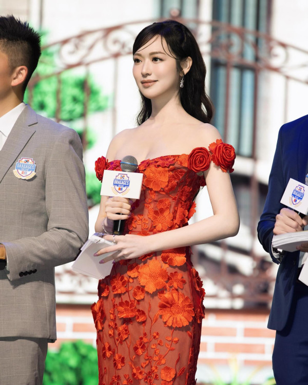 馮盈盈火玫瑰全身透視谷盡事業線！澎湃上圍低胸衝擊視覺極震撼