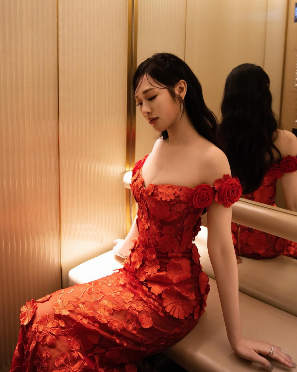 馮盈盈火玫瑰全身透視谷盡事業線！澎湃上圍低胸衝擊視覺極震撼