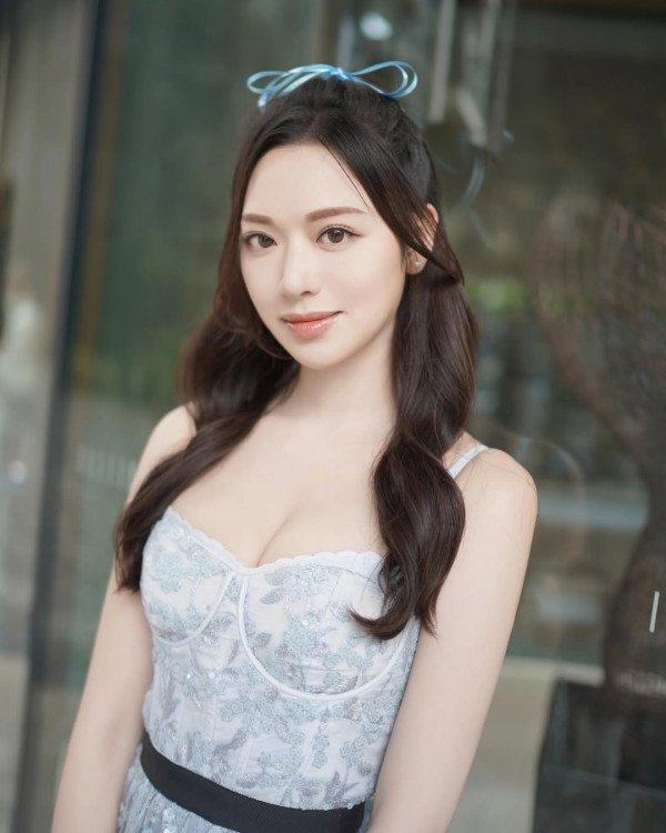 馮盈盈火玫瑰全身透視谷盡事業線！澎湃上圍低胸衝擊視覺極震撼