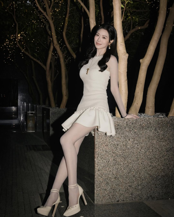 馮盈盈火玫瑰全身透視谷盡事業線！澎湃上圍低胸衝擊視覺極震撼