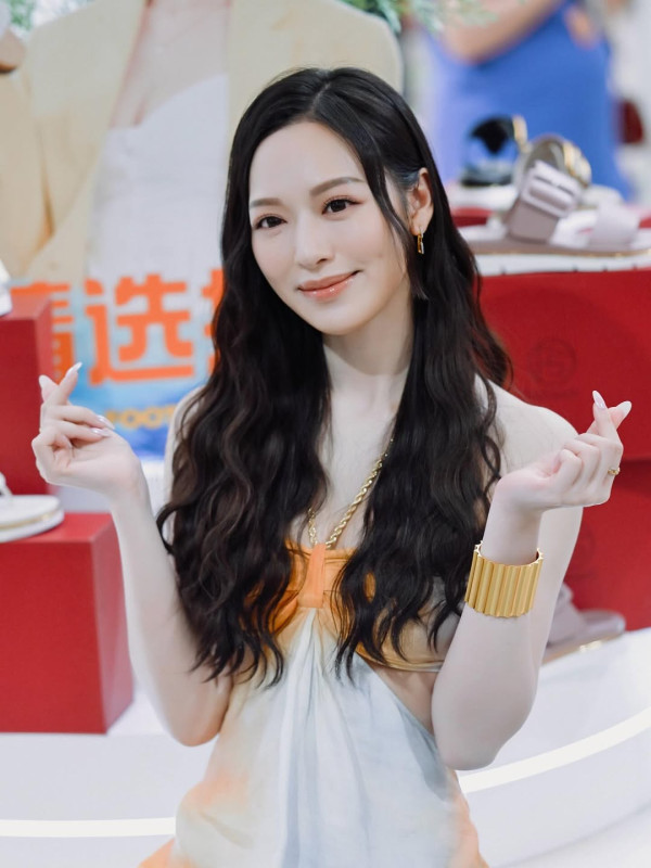 馮盈盈火玫瑰全身透視谷盡事業線！澎湃上圍低胸衝擊視覺極震撼