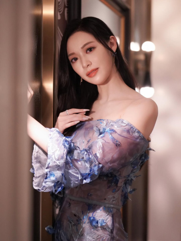 馮盈盈火玫瑰全身透視谷盡事業線！澎湃上圍低胸衝擊視覺極震撼