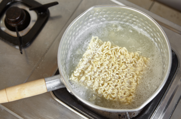 煮即食麵一落鍋就攪拌原來係錯？學識「黃金3步驟」麵條彈牙滑溜 附網民嚴選10大最伏即食麵