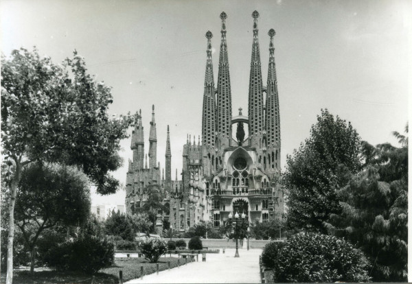 歷時144年！巴塞隆拿聖家堂封頂成全球最高教堂  門票/預約攻略/登塔/5大隱世打卡位 