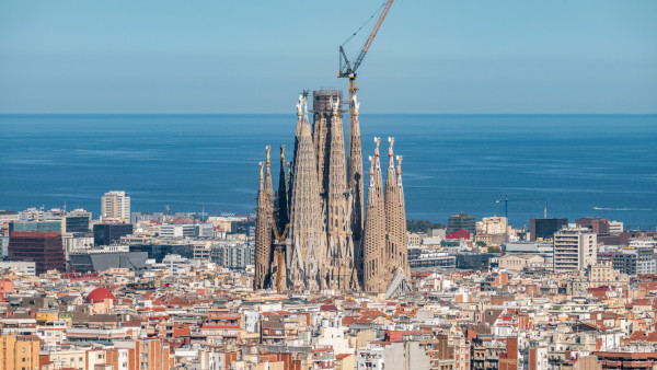 歷時144年！巴塞隆拿聖家堂封頂成全球最高教堂  門票/預約攻略/登塔/5大隱世打卡位 