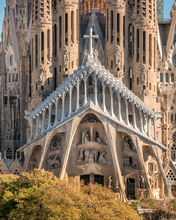 歷時144年！巴塞隆拿聖家堂封頂成全球最高教堂  門票/預約攻略/登塔/5大隱世打卡位 