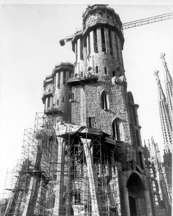 歷時144年！巴塞隆拿聖家堂封頂成全球最高教堂  門票/預約攻略/登塔/5大隱世打卡位 