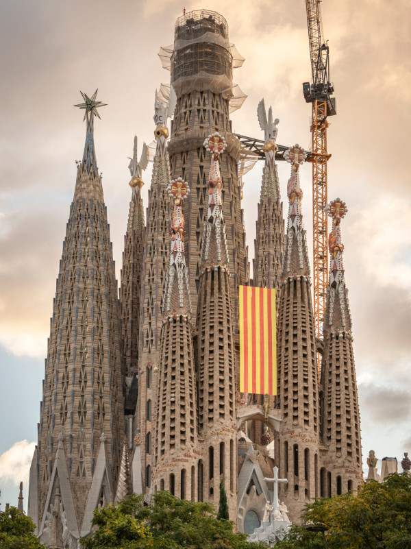 歷時144年！巴塞隆拿聖家堂封頂成全球最高教堂  門票/預約攻略/登塔/5大隱世打卡位 