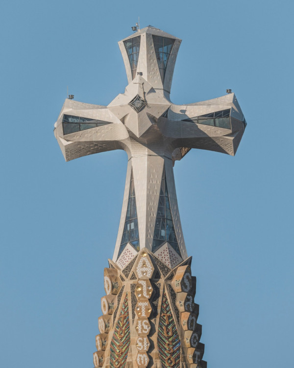 歷時144年！巴塞隆拿聖家堂封頂成全球最高教堂  門票/預約攻略/登塔/5大隱世打卡位 