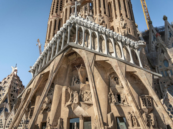歷時144年！巴塞隆拿聖家堂封頂成全球最高教堂  門票/預約攻略/登塔/5大隱世打卡位 