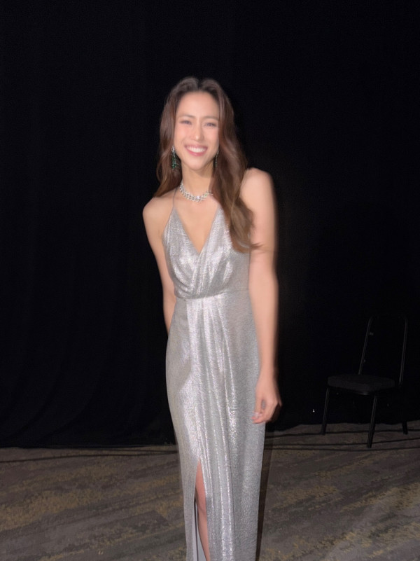 劉穎鏇鑽石級性感相放題夾出事業線！古惑手勢暗藏心機狂晒胸前Deep V