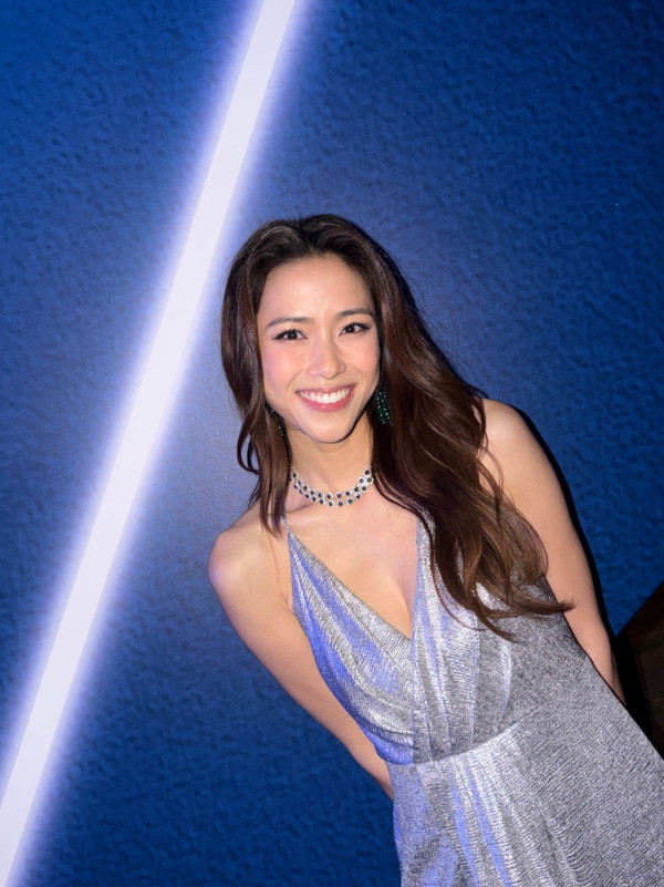 劉穎鏇鑽石級性感相放題夾出事業線！古惑手勢暗藏心機狂晒胸前Deep V