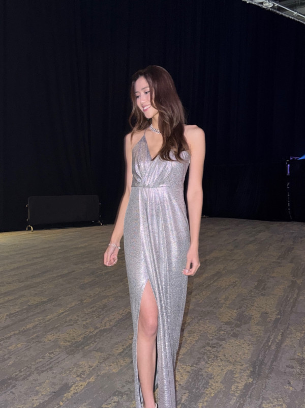 劉穎鏇鑽石級性感相放題夾出事業線！古惑手勢暗藏心機狂晒胸前Deep V