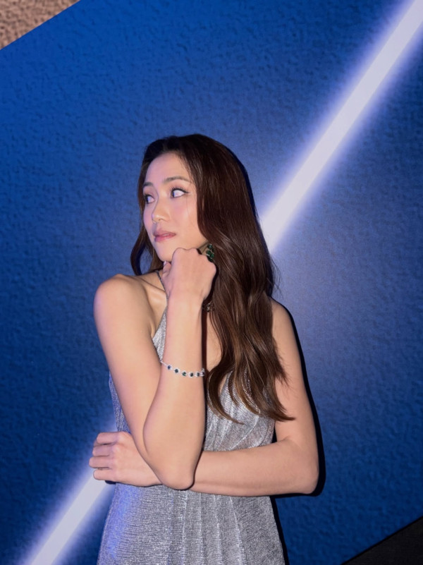 劉穎鏇鑽石級性感相放題夾出事業線！古惑手勢暗藏心機狂晒胸前Deep V