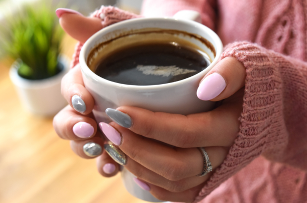 喝咖啡怕變黃牙？牙醫揭「最佳刷牙時機」：飲完立即刷牙反而更傷！附6招防牙黃秘訣