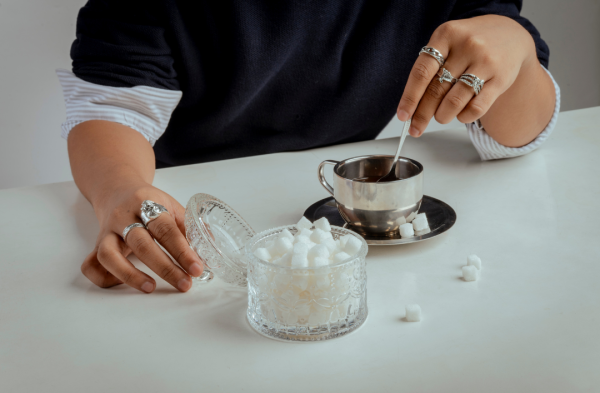 喝咖啡怕變黃牙？牙醫揭「最佳刷牙時機」：飲完立即刷牙反而更傷！附6招防牙黃秘訣