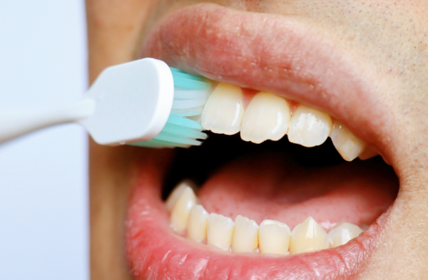 喝咖啡怕變黃牙？牙醫揭「最佳刷牙時機」：飲完立即刷牙反而更傷！附6招防牙黃秘訣