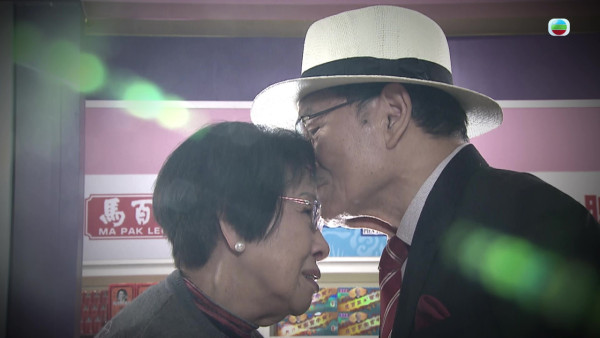 愛回家之開心速遞|史上最重口味170歲「世紀之吻」 82歲劉丹親吻87歲陳師奶震撼電視