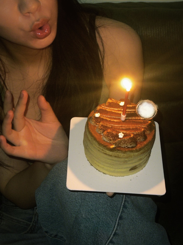 炎明熹21歲生日IG晒切蛋糕慶生照 長文剖白人生轉變：有意識咗自己做緊啲乜