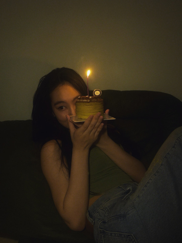 炎明熹21歲生日IG晒切蛋糕慶生照 長文剖白人生轉變：有意識咗自己做緊啲乜