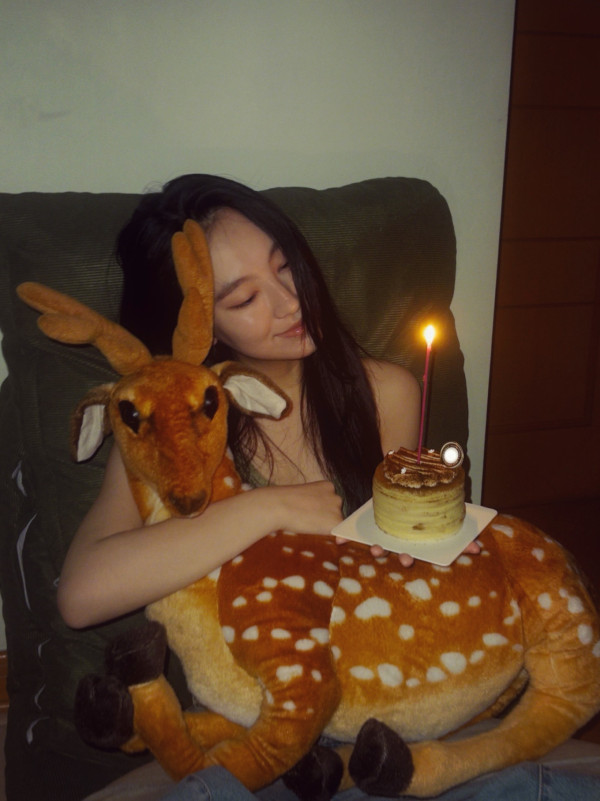 炎明熹21歲生日IG晒切蛋糕慶生照 長文剖白人生轉變：有意識咗自己做緊啲乜