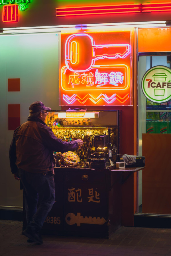 7-Eleven突發推「時光倒流價」低至$1！飯糰增量不加價！新增2間香港特色主題店 必打卡霓虹燈+小巴牌