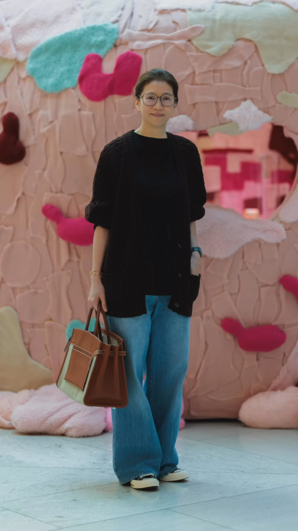 袁詠儀接受街拍攝影師邀請拍照，影片截圖，來源︰IG@streetsnap.portrait。