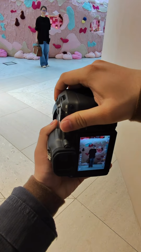 袁詠儀接受街拍攝影師邀請拍照，影片截圖，來源︰IG@streetsnap.portrait。