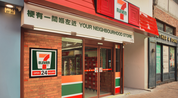7-Eleven突發推「時光倒流價」低至$1！飯糰增量不加價！新增2間香港特色主題店 必打卡霓虹燈+小巴牌