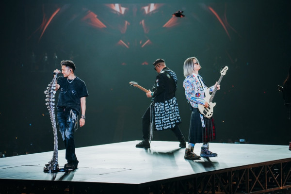 王雙駿怒揭英皇群星演唱會亂象!突然宣佈辭任音樂總監:為免叨了別人的光