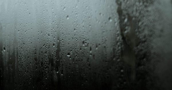 拖地15分鐘未乾!4月反常回南天反潮出水 天文台料下周濕度飆至95%