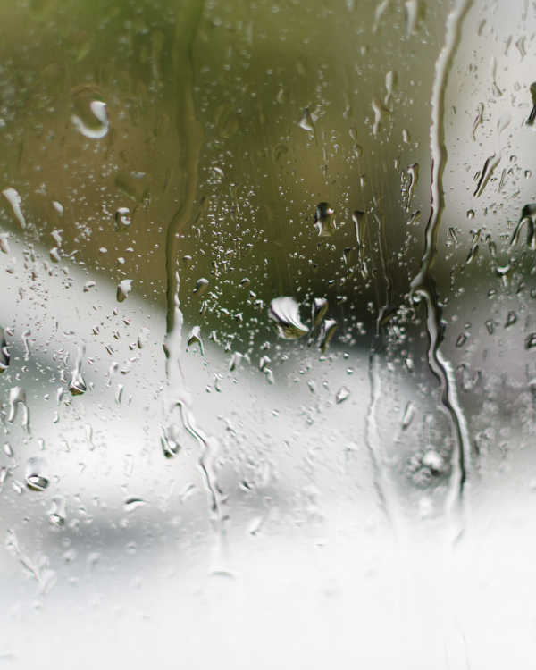 拖地15分鐘未乾!4月反常回南天反潮出水 天文台料下周濕度飆至95%