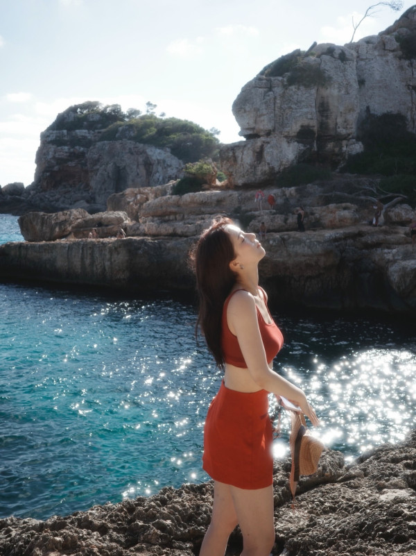 陳曉華罕晒泳衣蛇腰海邊性感大解放！尺度只限閨蜜同行連陳煒都睇到嘩嘩聲