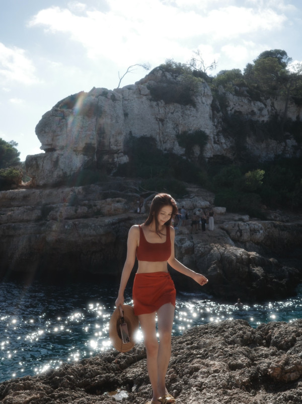 陳曉華罕晒泳衣蛇腰海邊性感大解放！尺度只限閨蜜同行連陳煒都睇到嘩嘩聲