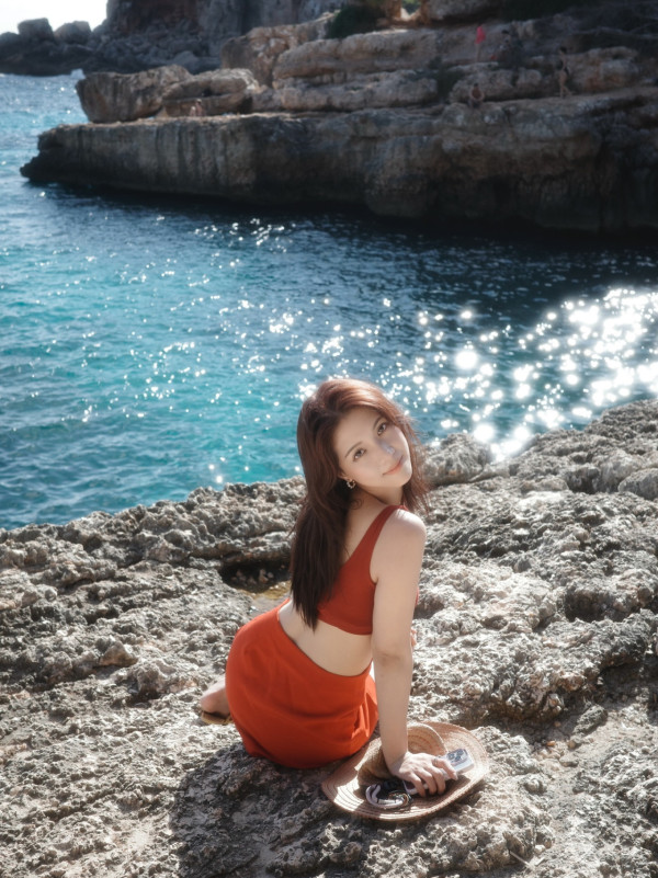 陳曉華罕晒泳衣蛇腰海邊性感大解放！尺度只限閨蜜同行連陳煒都睇到嘩嘩聲