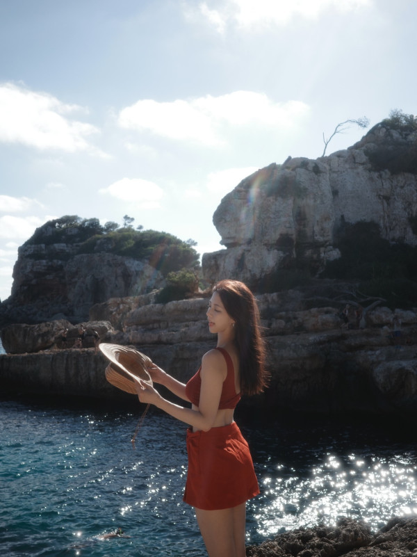 陳曉華罕晒泳衣蛇腰海邊性感大解放！尺度只限閨蜜同行連陳煒都睇到嘩嘩聲