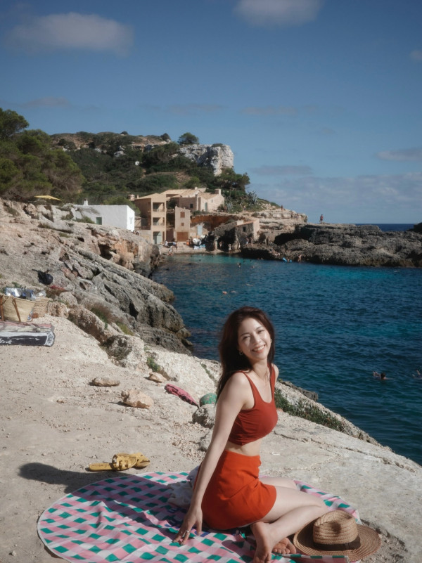 陳曉華罕晒泳衣蛇腰海邊性感大解放！尺度只限閨蜜同行連陳煒都睇到嘩嘩聲