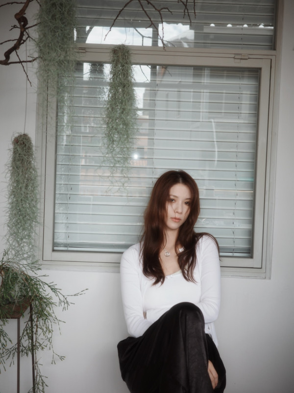 陳曉華罕晒泳衣蛇腰海邊性感大解放！尺度只限閨蜜同行連陳煒都睇到嘩嘩聲