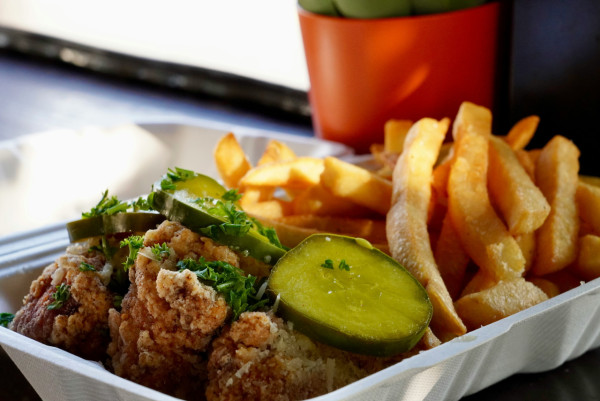  搭飛機唔好飲汽水！專家揭6大機上飲食禁忌 食錯隨時胃脹腳腫