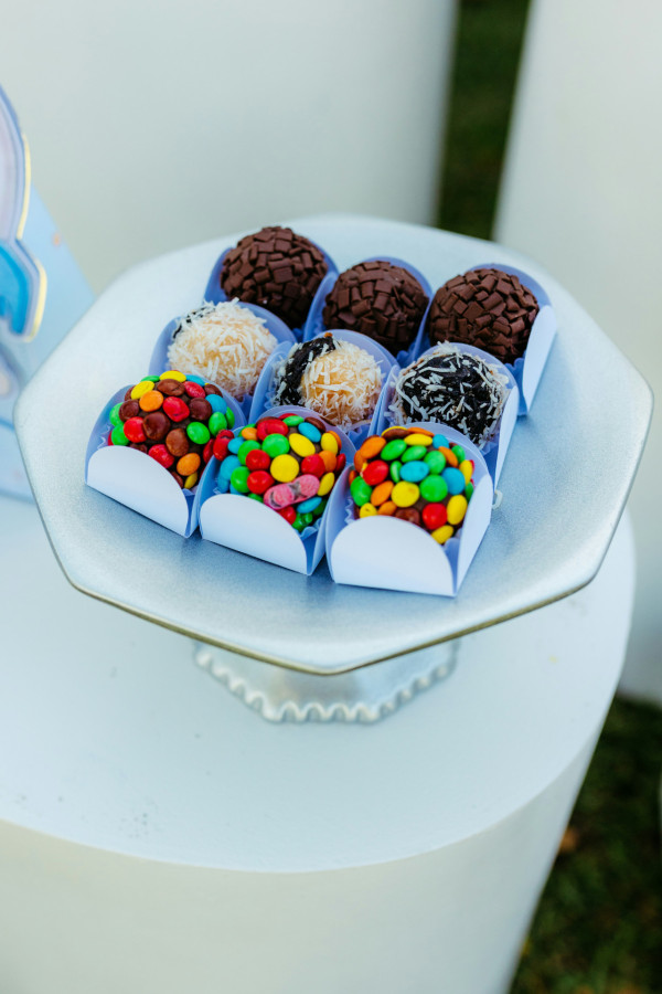  搭飛機唔好飲汽水！專家揭6大機上飲食禁忌 食錯隨時胃脹腳腫