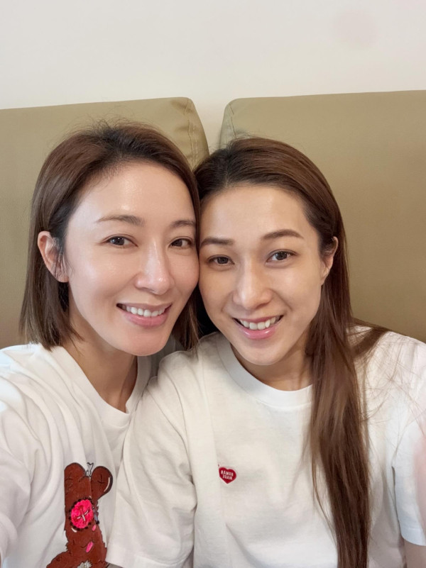 楊茜堯鍾嘉欣自信素顏合照曝真面目！相差5年皮膚狀態惹網民激辯：佢贏
