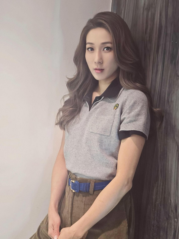 楊茜堯鍾嘉欣自信素顏合照曝真面目！相差5年皮膚狀態惹網民激辯：佢贏