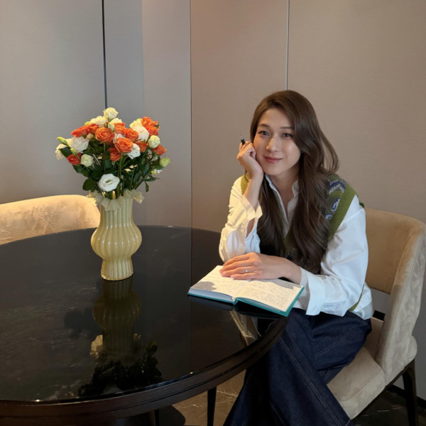 楊茜堯鍾嘉欣自信素顏合照曝真面目！相差5年皮膚狀態惹網民激辯：佢贏