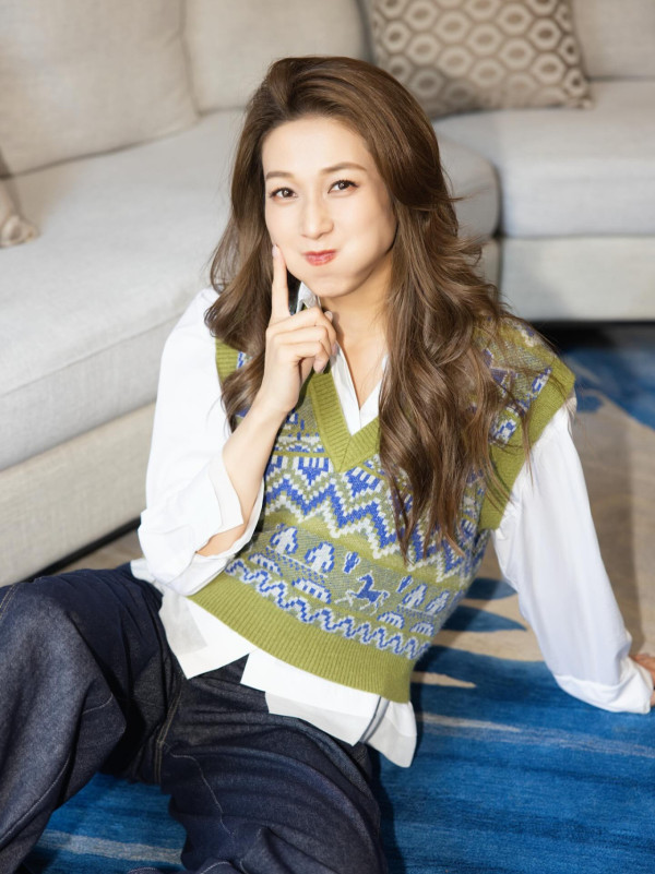 楊茜堯鍾嘉欣自信素顏合照曝真面目！相差5年皮膚狀態惹網民激辯：佢贏