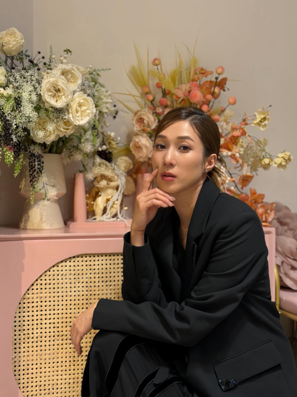 楊茜堯鍾嘉欣自信素顏合照曝真面目！相差5年皮膚狀態惹網民激辯：佢贏