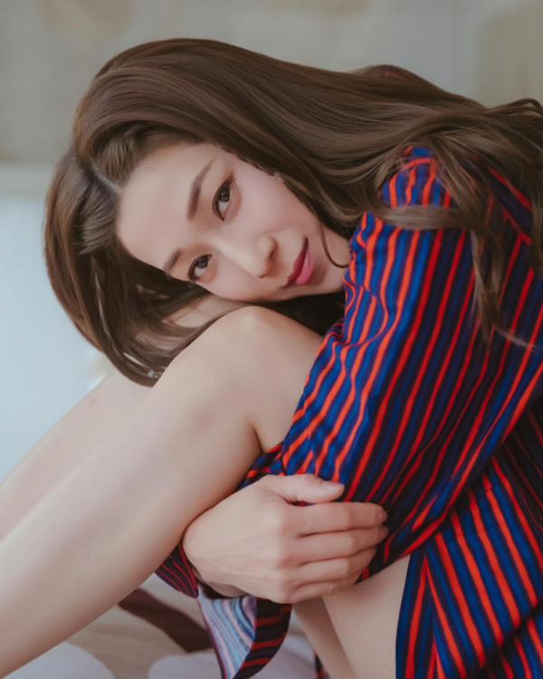 楊茜堯鍾嘉欣自信素顏合照曝真面目！相差5年皮膚狀態惹網民激辯：佢贏