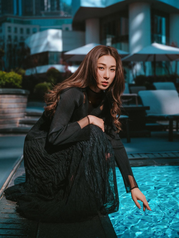 楊茜堯鍾嘉欣自信素顏合照曝真面目！相差5年皮膚狀態惹網民激辯：佢贏