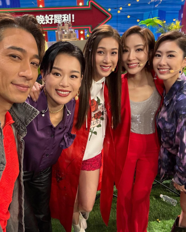 楊茜堯鍾嘉欣自信素顏合照曝真面目！相差5年皮膚狀態惹網民激辯：佢贏